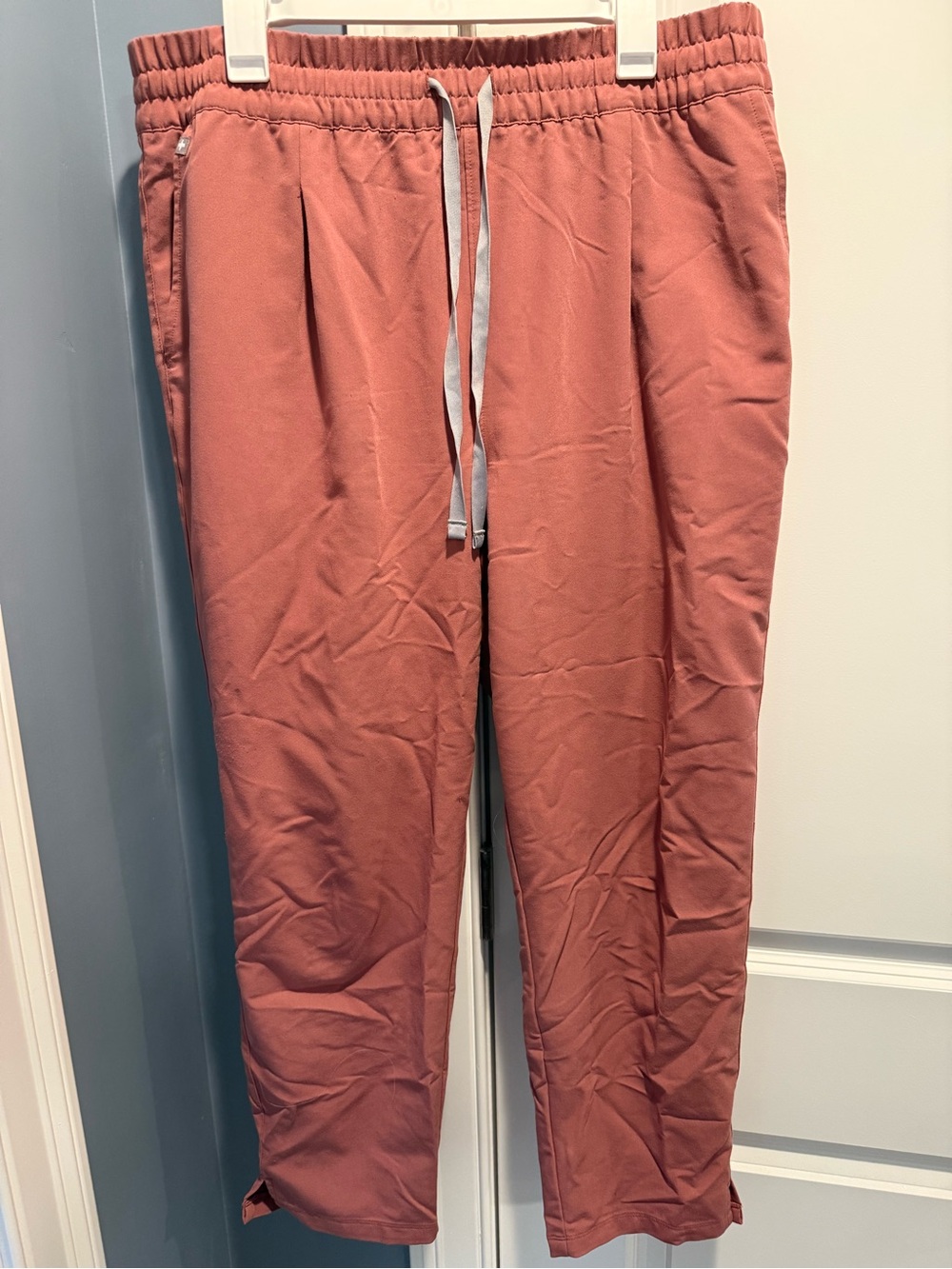 FIGS women’s scrub pants in mauve XXL